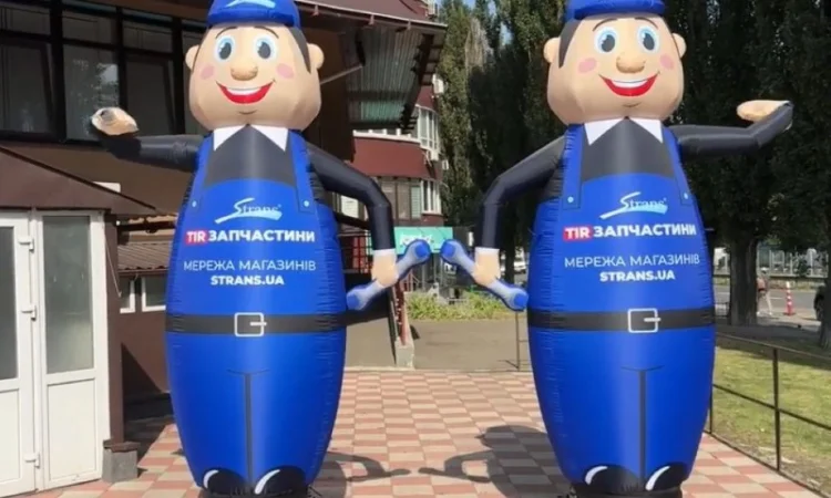 Человек машет на дороге - фото № 17