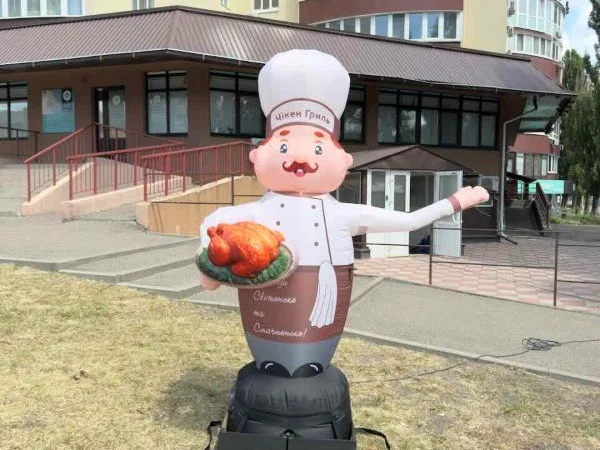 Наружная реклама человек надувной 3D копии товаров - фото № 3