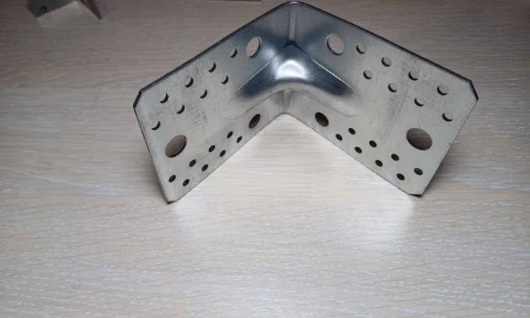 Универсальный оцинкованный уголок с ребром жесткости 145×145×95 - фото № 1