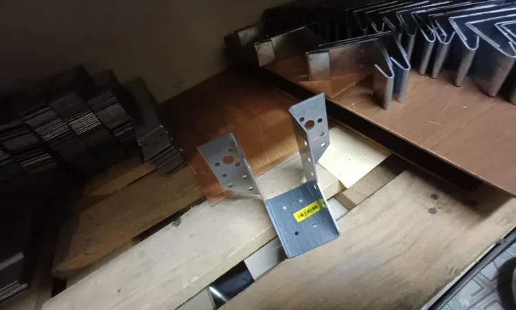 Универсальный оцинкованный уголок с ребром жесткости 145×145×95 - фото № 10