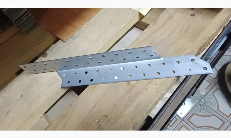 Универсальный оцинкованный уголок с ребром жесткости 145×145×95 - фото № 11