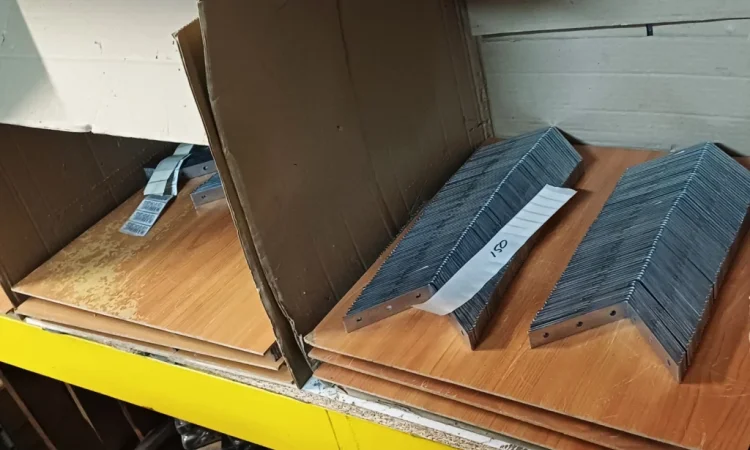 Универсальный оцинкованный уголок с ребром жесткости 145×145×95 - фото № 13