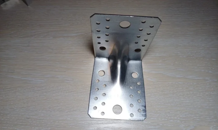Универсальный оцинкованный уголок с ребром жесткости 145×145×95 - фото № 2