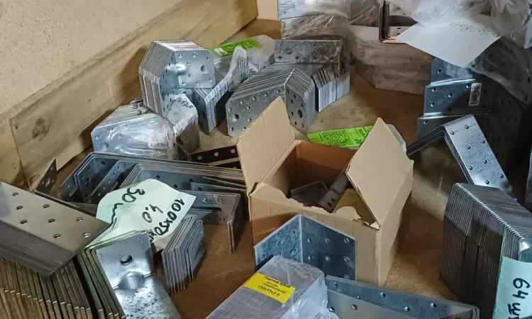 Универсальный оцинкованный уголок с ребром жесткости 145×145×95 - фото № 9