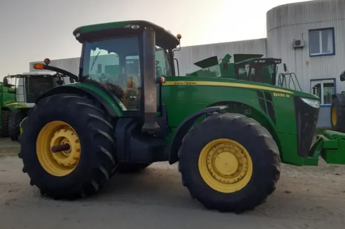 Трактор John Deere 8335R- фото № 18