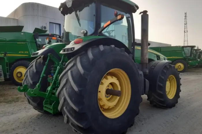 Трактор John Deere 8335R- фото № 14