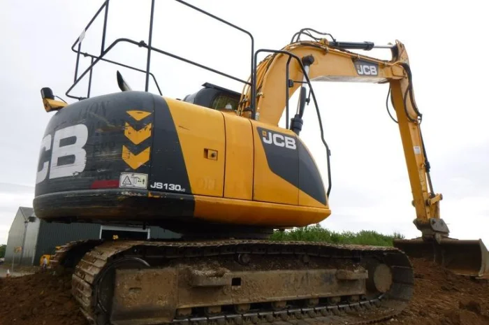 Гусеничный экскаватор JCB JS130LC- фото № 1