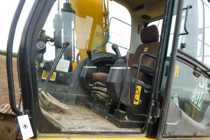 Гусеничный экскаватор JCB JS130LC- фото № 10