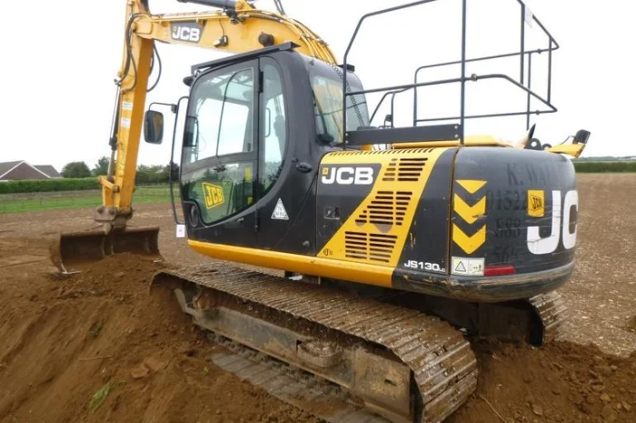 Гусеничный экскаватор JCB JS130LC- фото № 11