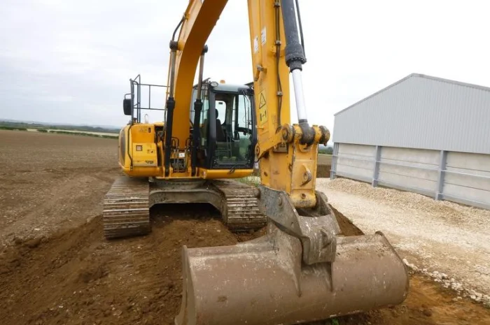 Гусеничный экскаватор JCB JS130LC- фото № 3