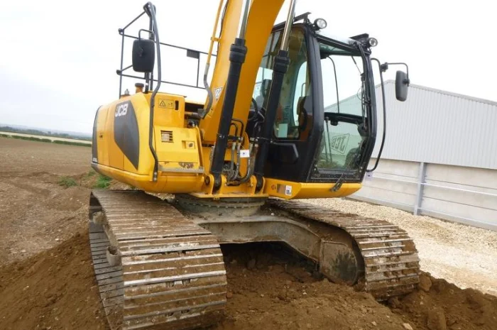 Гусеничный экскаватор JCB JS130LC- фото № 4