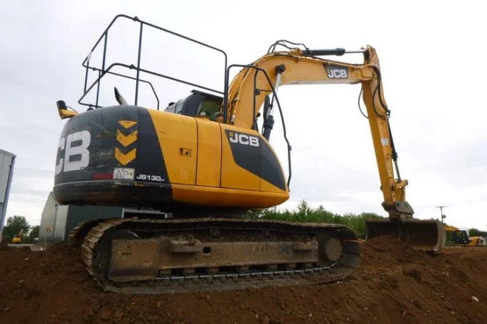 Гусеничный экскаватор JCB JS130LC- фото № 6