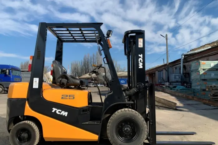 Бензиновый вилочный автопогрузчик TCM на 2.5 тонны. Модель: FG25C6- фото № 2