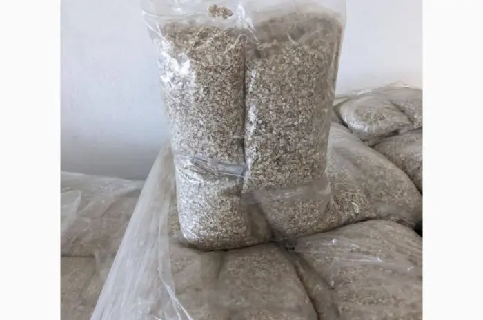 В продажі є пластівці та макарони із цільнозернового зерна ячменю та пшениці- фото № 1