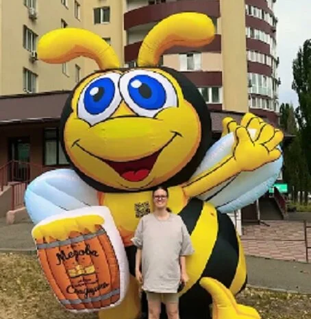 Человечек зазывающий- фото № 1