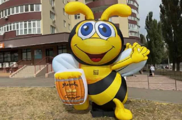 Человечек зазывающий- фото № 12