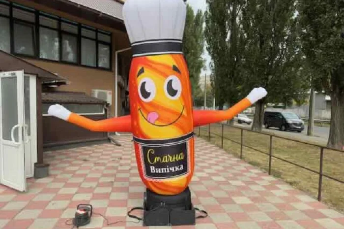 Человечек зазывающий- фото № 3