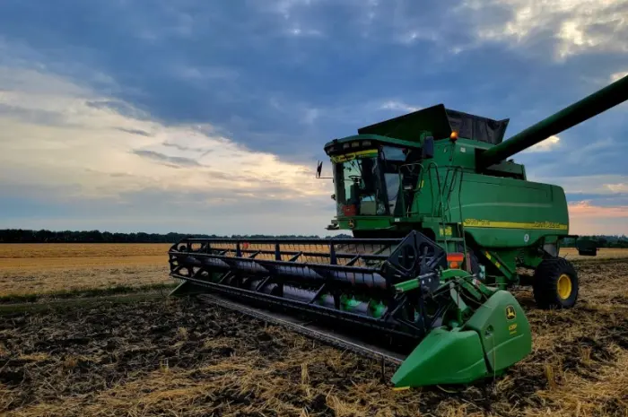 Послуги по уборке урожая комбайном John Deere- фото № 1