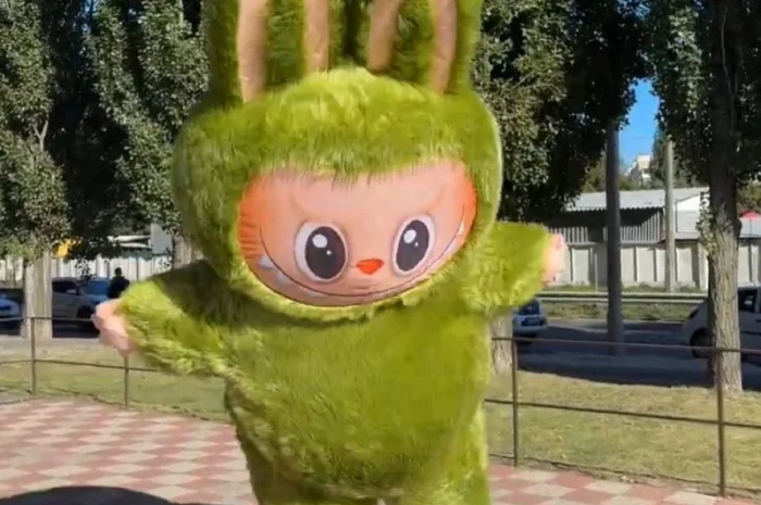 Надувной костюм Лабуба с вентилятором для продвижения бизнеса- фото № 4