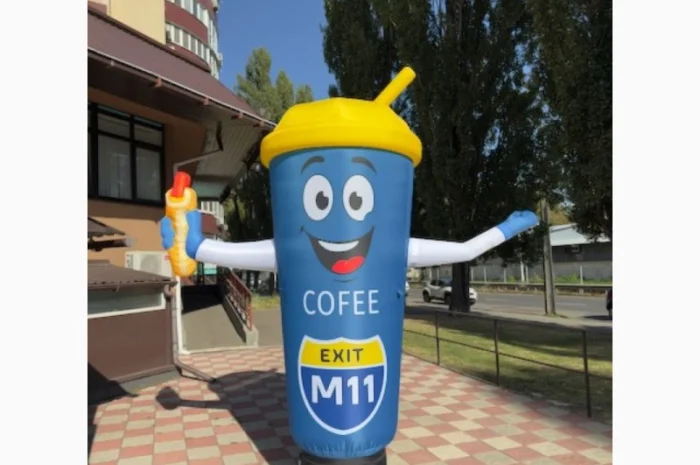 Человек машет на дороге- фото № 8