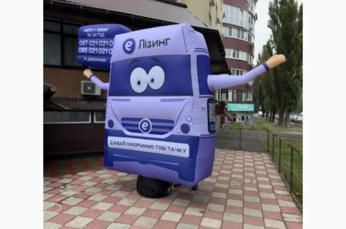 Человек машет на дороге- фото № 7