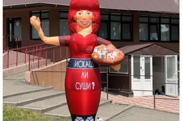 Человек машет на дороге- фото № 4