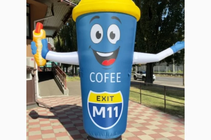 Человек машет на дороге- фото № 13