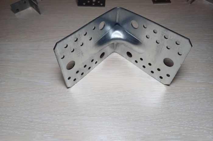 Универсальный оцинкованный уголок с ребром жесткости 145×145×95- фото № 1